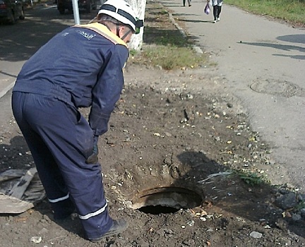 В Пензе на улице Ударной женщина провалилась в открытый люк