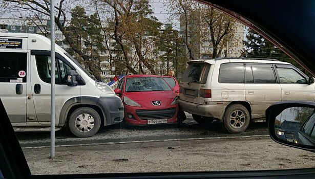Массовая авария в Советском районе: столкнулись четыре машины и маршрутка