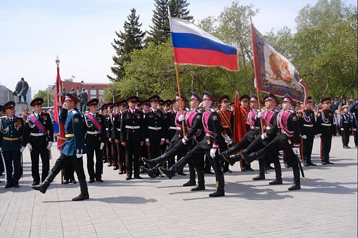 Парад в честь 30-летия Сибирского кадетского корпуса прошел у Оперного театра в Новосибирске