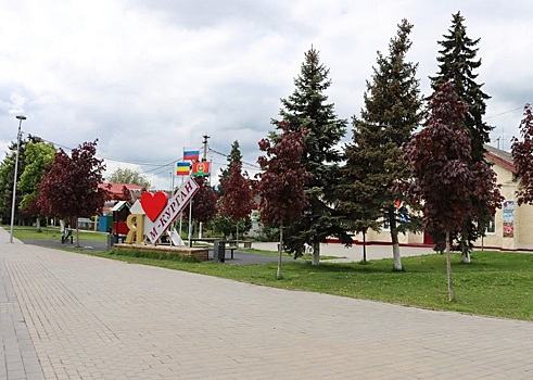 В Матвеево-Курганском районе отремонтировали 17 детских площадок