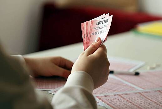 Женщина чуть не выбросила выигрышный лотерейный билет на 84 миллиона рублей