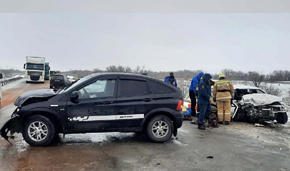 В Волгоградской области водитель иномарки отправил в больницу 4 человек