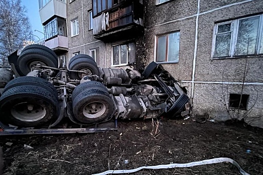 В Челябинской области многотонная фура врезалась в жилой дом