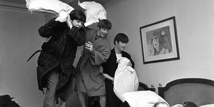 Авторскую экскурсию по выставке "The Beatles и не только" проведут в Центре им. Люмьер