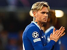 Цель «Челси» – приглашать молодых игроков на невысокую базовую зарплату, но с бонусами. Оклад Мудрика – 97 тысяч фунтов в неделю, Энцо зарабатывает ненамного больше