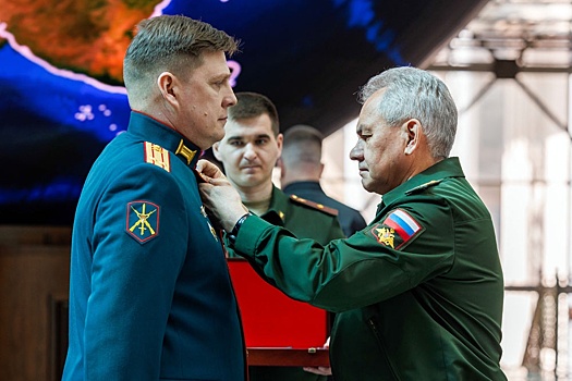 Шойгу вручил медали "Золотая Звезда" российским военнослужащим