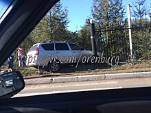 "Лада" вылетела за ограждение в Оренбурге