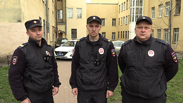 В Петербурге полицейские спасли тонущего мужчину