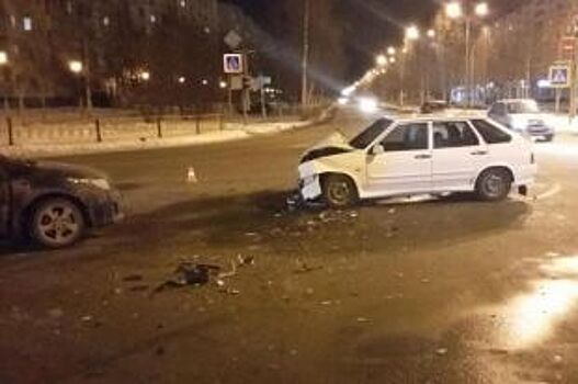 В аварии в Нижневартовске пострадали женщина и мужчина