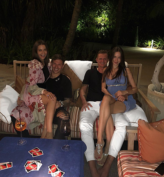 Помимо Комбарова, Глушакова и Шишкина на знаменитых островах Индийского океана также отдыхают со своими вторыми половинками нападающий «Краснодара» Федор Смолов и полузащитник «Локомотива» Дмитрий Тарасов, который как раз в разгар этого отпуска сделал предложение своей девушке Анастасии Костенко