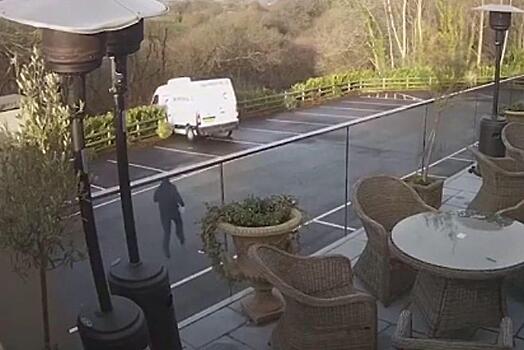 Фургон с рыбой, проломив забор, укатился от неудачливого водителя в Уэльсе