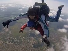 63-летняя жительница Дзержинска, с детства прикованная к инвалидному креслу, прыгнула с парашютом