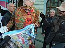 Филиппу Киркорову подарили платок ручной работы на открытии выставки современного искусства