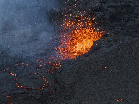 Расплавит и снесет: почему люди бессильны в битве с лавой при извержении