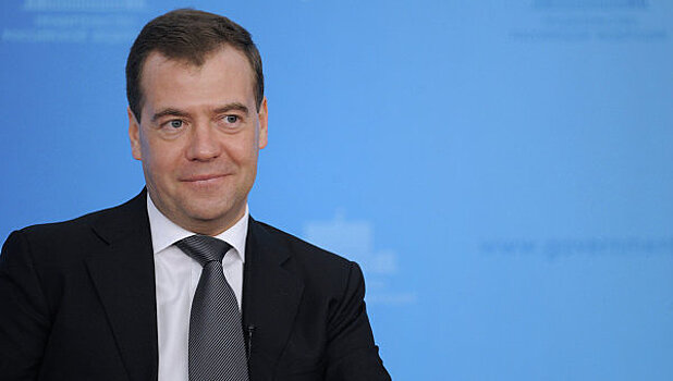 Медведев поздравил работников машиностроительной отрасли