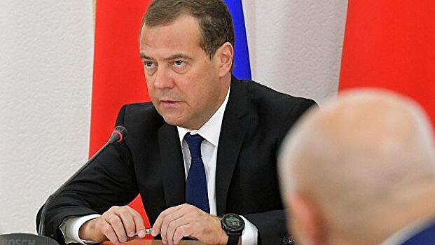 Медведев поручил регионам устранить отставание по "дорожному" нацпроекту