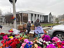 Шесть мешков  искусственных цветов изъяли в Новосибирске у незаконных торговцев