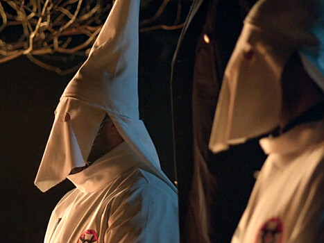 В Северной Ирландии наряженные куклуксклановцами люди навели страх на мусульманскую общину (ВИДЕО)