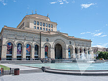 Самолет с казахстанскими футболистами сел с неисправным шасси