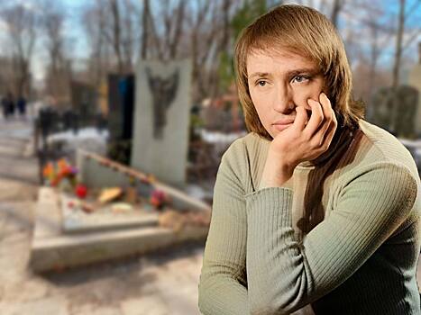 Засохшие розы и обломки пластика: как выглядит могила автора песни «Трава у дома» Владимира Мигули через 25 лет после смерти