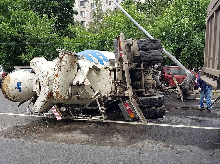 В московском районе Печатники бетономешалка совершила столкновение с припаркованными автомобилями и перевернулась