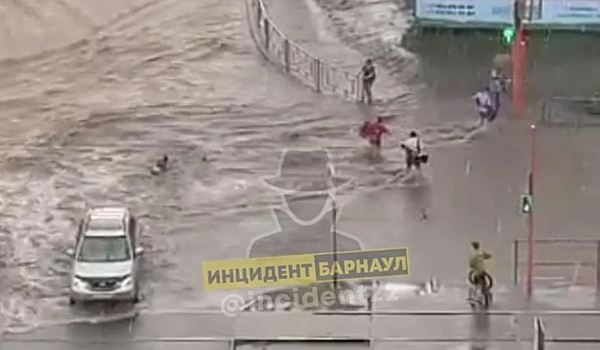 В Барнауле девочку после ливня унесло потоком воды на проезжую часть
