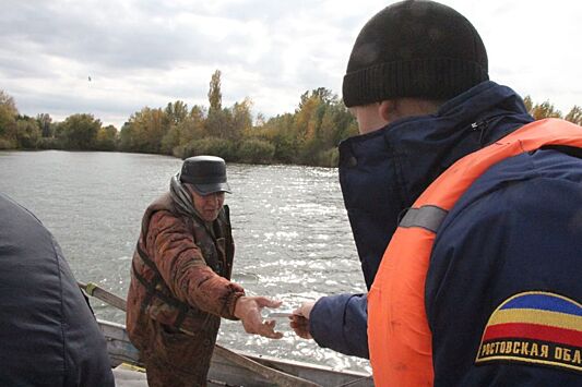Ростовские спасатели дали рекомендации любителям удить рыбу с лодки
