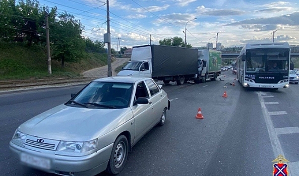 В Волгограде после ДТП с грузовиком были госпитализированы четверо пешеходов