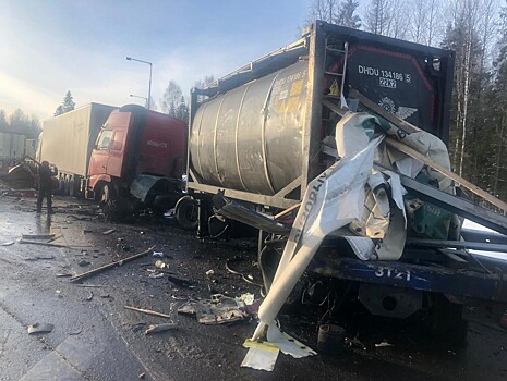В крупном ДТП на трассе в Тверской области дальнобойщик получил открытую черепно-мозговую травму