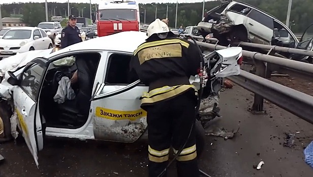 Грузовик с отказавшими тормозами протаранил полтора десятка авто в Томске. Видео