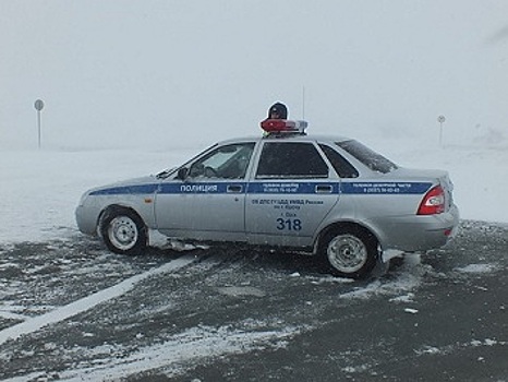 Полицейские Оренбуржья помогли семье на трассе