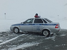 Полицейские Оренбуржья помогли семье на трассе