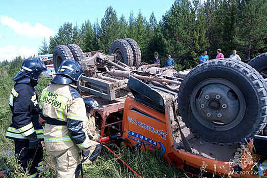 МЧС предотвратило взрыв 60 газовых баллонов, вывалившихся из грузовика под Красноярском