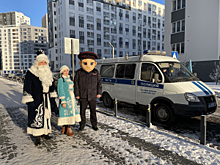 В Тюменской области в ряде городов полицейские поздравили детей с наступающим Новым годом