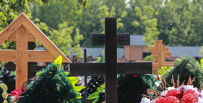 Украинские вандалы сломали крест на могиле погибшего солдата