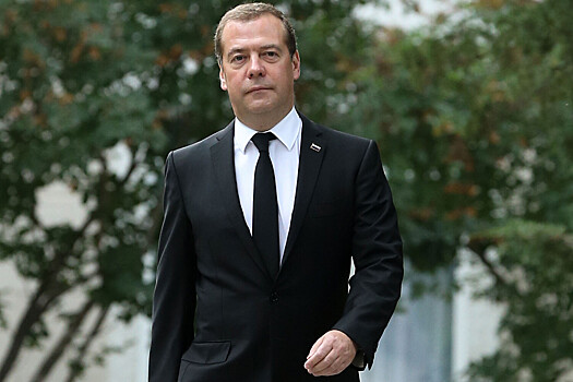 Медведев считает женщин самой активной частью населения России