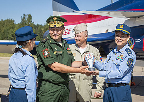 В Кубинке наградили участников форума Армия-2018