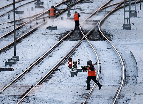 Грузовой поезд сошел с рельсов в российском регионе