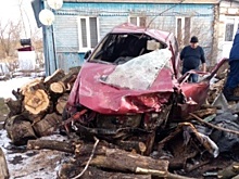 В Курской области двое взрослых и ребёнок пострадали при падении машины в кучу дров