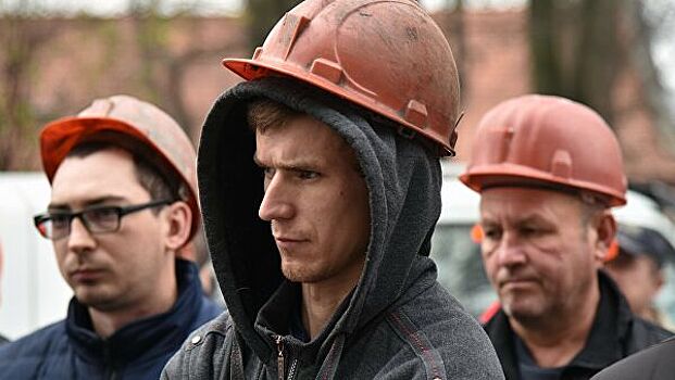 Украинские шахтеры поднялись на поверхность