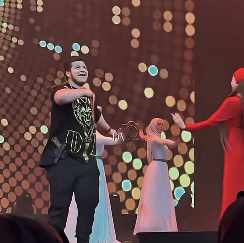 Адам Кадыров сплясал лезгинку с пистолетом на сцене филармонии и попал на видео