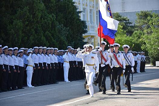 В Черноморском ВВМУ имени Нахимова в Севастополе состоялся выпуск офицеров и мичманов