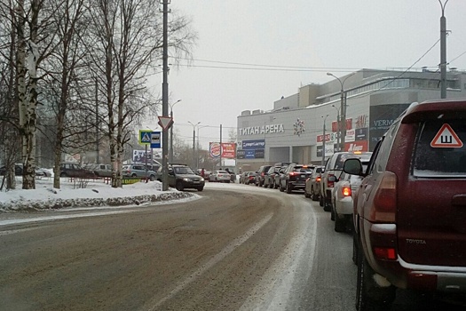 Утреннее ДТП спровоцировало большую пробку на кольце на Воскресенской
