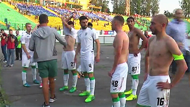 Фанаты заставили футболистов раздеться на поле во Львове