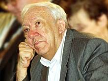 Могила Юрия Никулина утонула в снегу