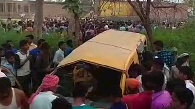Школьный автобус столкнулся с поездом в Индии, погибли более 10 детей