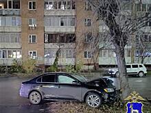 В Сызрани водитель на Volkswagen врезался в дерево