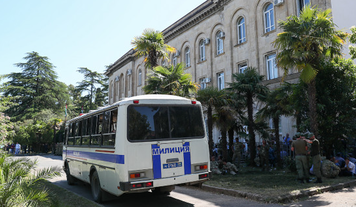 В Абхазии обстреляли маршрутку с пассажирами