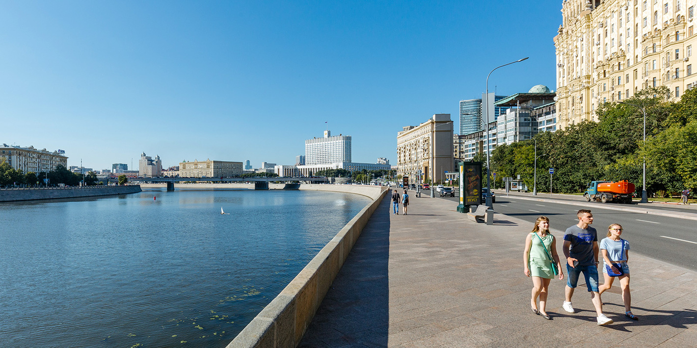 8 9 июля москва. Площадь Луганской народной Республики в Москве. Площадь ЛНР В Москве. Набережная на Арбате в Москве. Площадь Донецкой народной Республики в Москве.