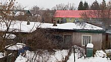 На улице Измайлова под тяжестью снега сложилась крыша дома